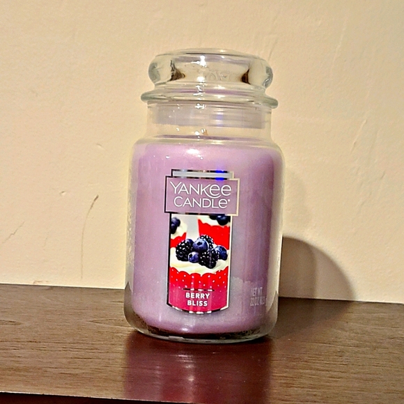 Berry bliss 22oz lg. Yankee Candle